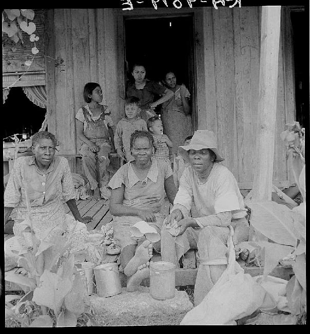 Migrant cotton pickers at lunchtime. 